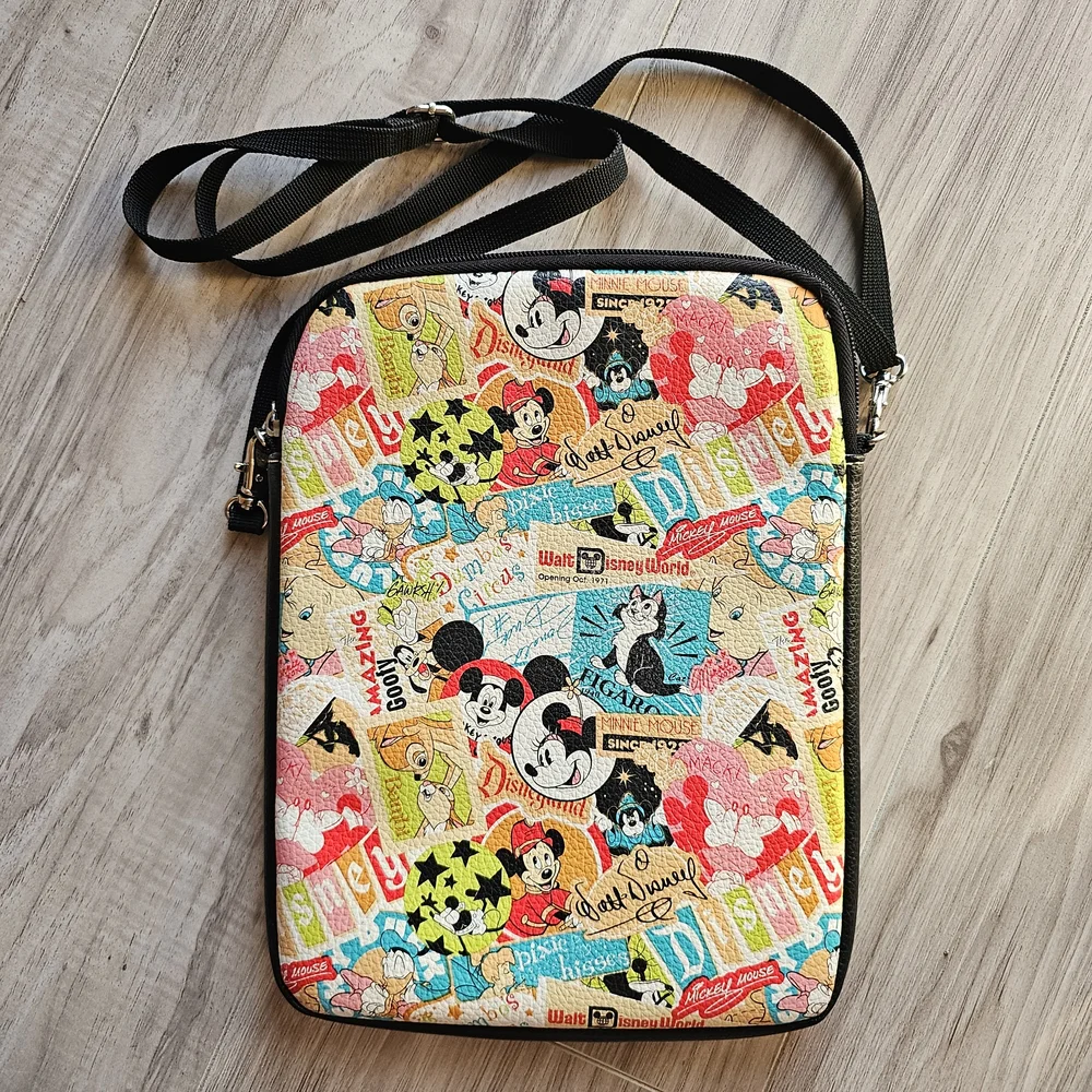 ๐ WALT DISNEYWORLD Mickey Mouse Disney Tech Crossbody Bag โ Padded & Magical! - Picture 1 of 9